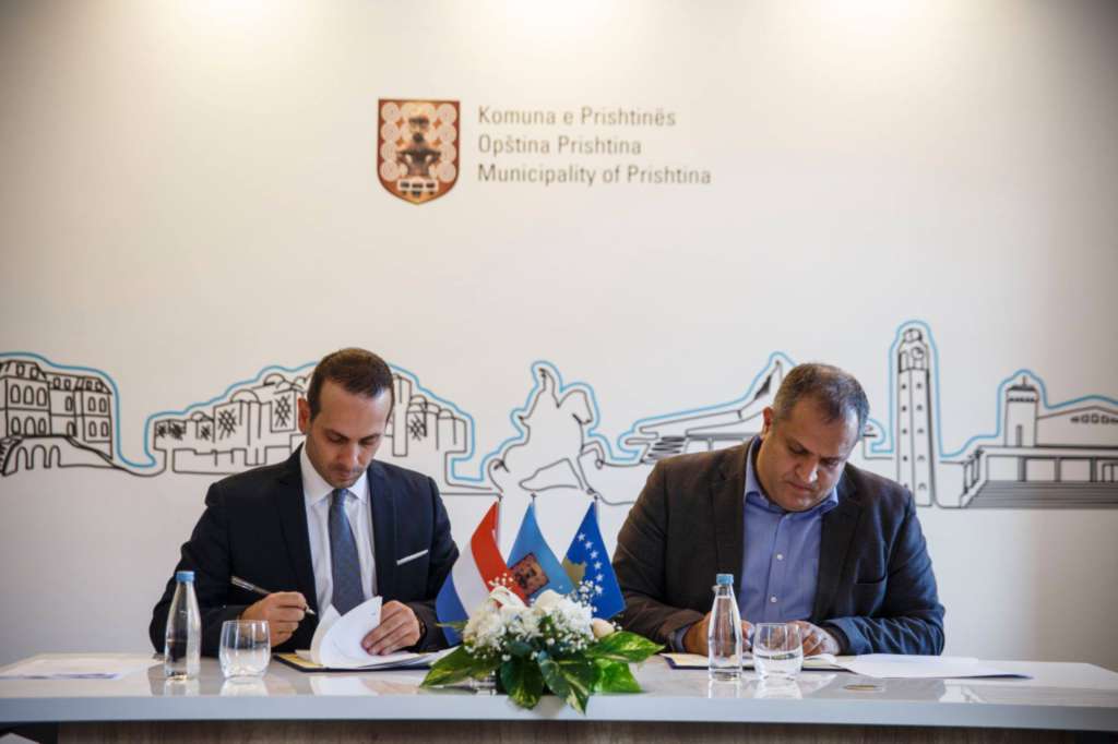 Signature_of_the_MoU_between_the_Municipality_of_Pristina_and_KSV020_for_the_upgrade_of_Gjin_Gazulli_School_to_a_CoC_in_ICT.jpg